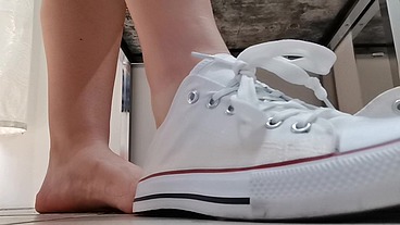 Dirty feet and dirty insoles for your Italian giantess in public shop - Dirty and sweaty feet all to worship