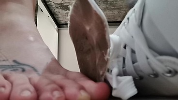 Dirty feet and dirty insoles for your Italian giantess in public shop - Dirty and sweaty feet all to worship
