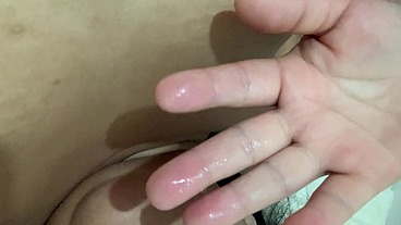 Me masturbei até ter vários orgasmos e ficar bem meladinha.