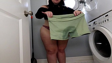 Milah Romanov wetting tight booty shorts pissing