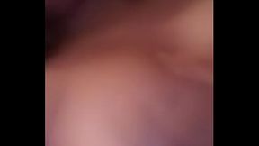 Chica chupando su teta