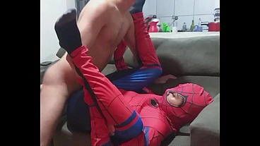 FODENDO COM O HOMEM ARANHA NO CARNAVAL