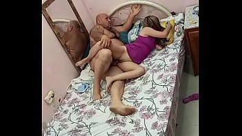 A NOVINHA S&Oacute_ QUER FICAR NO CELULAR FALANDO COM O NAMORADO ESSA SAFADA