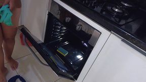 fiquei presa limpando a cozinha, e o safado do empregado veio me ajudar !