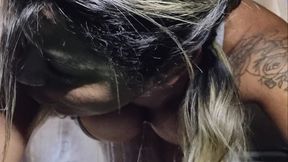 fiquei presa limpando a cozinha, e o safado do empregado veio me ajudar !