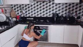 fiquei presa limpando a cozinha, e o safado do empregado veio me ajudar !