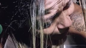 fiquei presa limpando a cozinha, e o safado do empregado veio me ajudar !