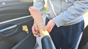 La Miss oggi protagonista di una distorsione al parco. Stivali alti, tacchi alti, pantaloni in pelle. Dopo un inverno lungo e freddo decide di andare a chattare con i suoi follower ma.! Qualcosa va storto, pavimentazione dissestata provoca una storta