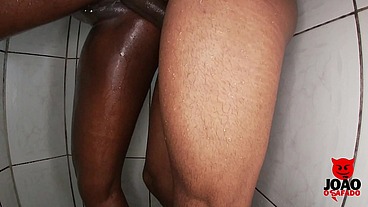 Preta rabuda dando no banheiro para o novinho