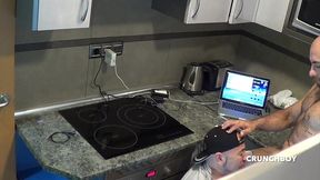 un daddy le baise dans la cuisine en cachette