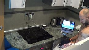 un daddy le baise dans la cuisine en cachette