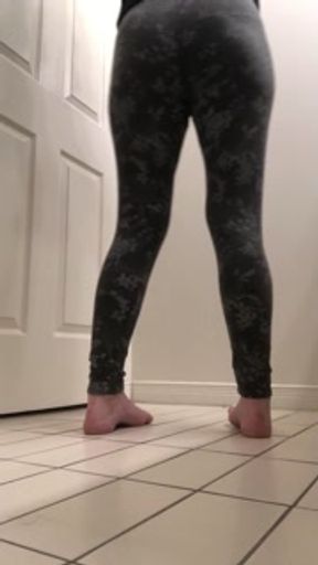 Very Desperate in Tight Gray Leggings, Huge Flood of Piss Wetting Leggings