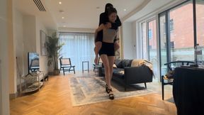 Amazon Joy shows again how easy 105kg are for her to lift and do exercises with! Yes, 105kg!!