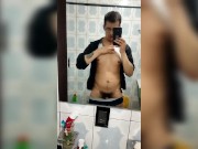 Vergón se mete al baño a sacarse la leche mientras afuera hay visitas