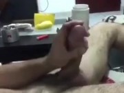 Me corro en casa de mi amigo hetero mientras él trabaja