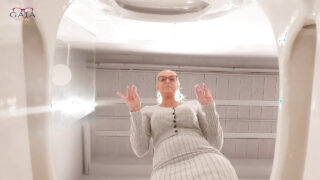 Үлкен бөкселі аққұба шұлық киіп, лас анальды кремпиге міну үшін қатты сигісті