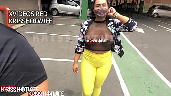 Kriss Hotwife Na Rua Com Blusinha Totalmente Transparente, Deixando Os Peitos a Mostra