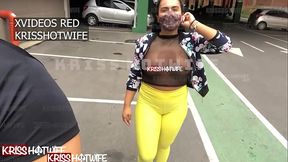 Kriss Hotwife Na Rua Com Blusinha Totalmente Transparente, Deixando Os Peitos a Mostra
