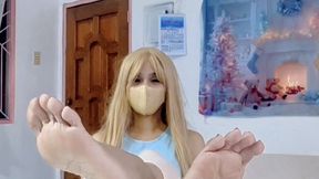 Sole display and barefoot balloon play ……… KITTY