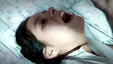 Dándole sin piedad por ser una chica mala :(