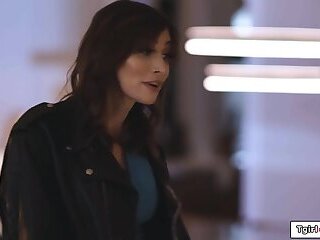 Trans Korra Del Rio anal fingers a guy