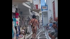 Musculoso passeando de tanguinha .