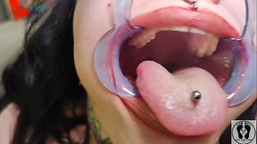 BIMBO CURVY GIRL MOUTH TONGUE FETISH