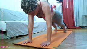 fille negligee qui se fait pipi dessus en cours de yoga