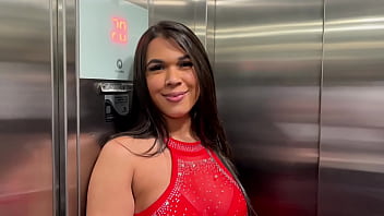 Encontrei uma Morena Linda do Jhob no elevador e n&atilde_o resisti, fiquei cheio de vontade de soca nela com for&ccedil_a ela pediu no pelo e queria leite dentro...