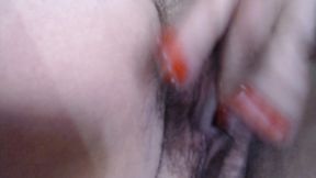 doigtage chatte poilue en jouant avec mes seinsje joue avec mes seins naturels...