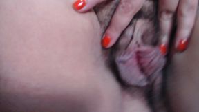 doigtage chatte poilue en jouant avec mes seinsje joue avec mes seins naturels...
