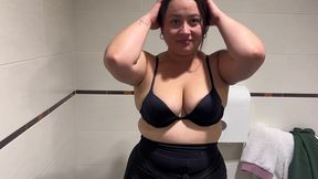 grabada por primera vez en el bano publico