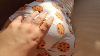 Sweet Stepsister's Pajama Playtime: Big Bum Touch & Handjob