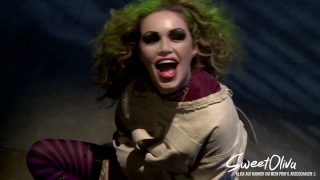 Cosplayers de Harley Quinn e Mulher-Gato transando com o Coringa na prisão