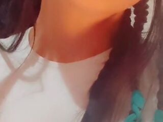 Humo. Labios rojos.