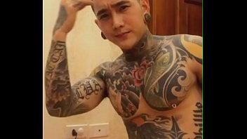 Hotboy xăm trổ show h&agrave_ng tr&ecirc_n Blued gợi t&igrave_nh