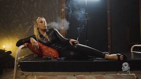 Smoker Anette in stiletto heel pumps 4K MP4