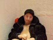 Twink esposado y sólo en su habitación masturbándose