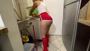 Mi Hermosa Madrastra Lavando Con un Gran Culo  En Traje Deportivo Tuve una Ereccion y mi Masdrastra Buena me Ayudo