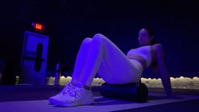 Foam rolling at the gym 🍑👟