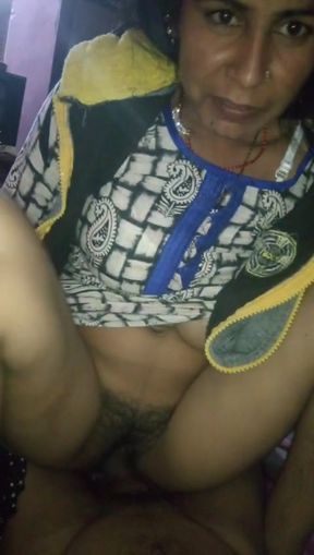 Meri patni mere land per baithker maja leti hue