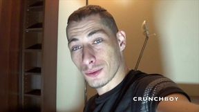 soumis en cuir sniff le spieds de son boss sur le canape et sniff les skets