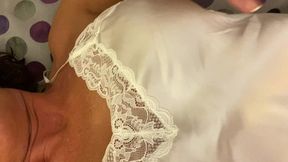 jeanne a metzje suis nue sous ma nuisette en soie blanche, j ai tres envie qu...