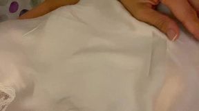 jeanne a metzje suis nue sous ma nuisette en soie blanche, j ai tres envie qu...