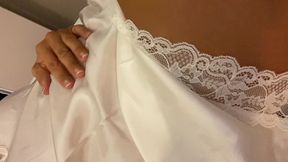 jeanne a metzje suis nue sous ma nuisette en soie blanche, j ai tres envie qu...