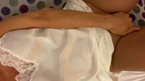 jeanne a metzje suis nue sous ma nuisette en soie blanche, j ai tres envie qu...