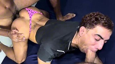 passiva do rabão dando o cu pra casal dotado