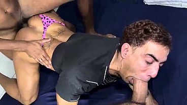 passiva do rabão dando o cu pra casal dotado