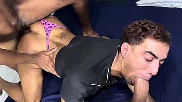 passiva do rabão dando o cu pra casal dotado