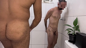 O cara ficou me olhando durante o treino, levei ele pro banheiro e coloquei para mamar e sentar no pau.